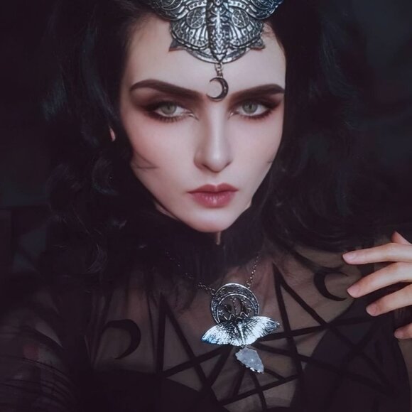 Death Moth Quartz Pendant – Restyle ✦ Moon Phases ✦ Raw Arrowhead ✦ Black/Silver - Picture 9 of 11